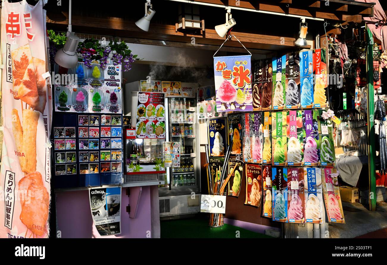 Japan kyoto souvenir shop hi-res stock photography and images - Alamy