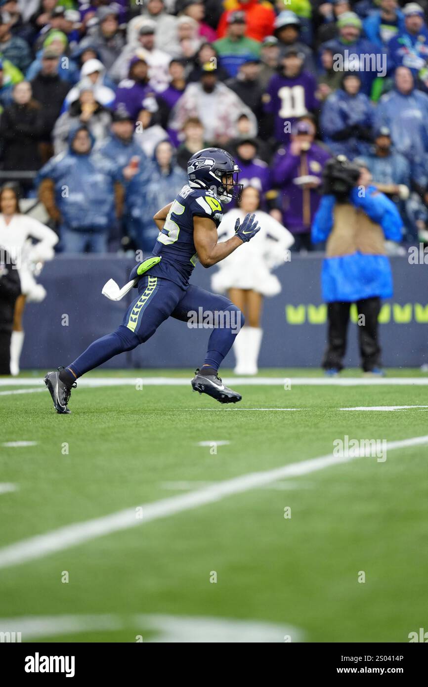 Seattle Seahawks running back Kenny McIntosh (25) runs with the ball