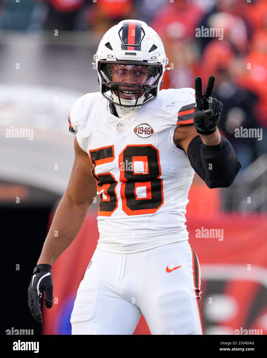 Cleveland Browns linebacker Jordan Hicks (58) gestures during an NFL ...