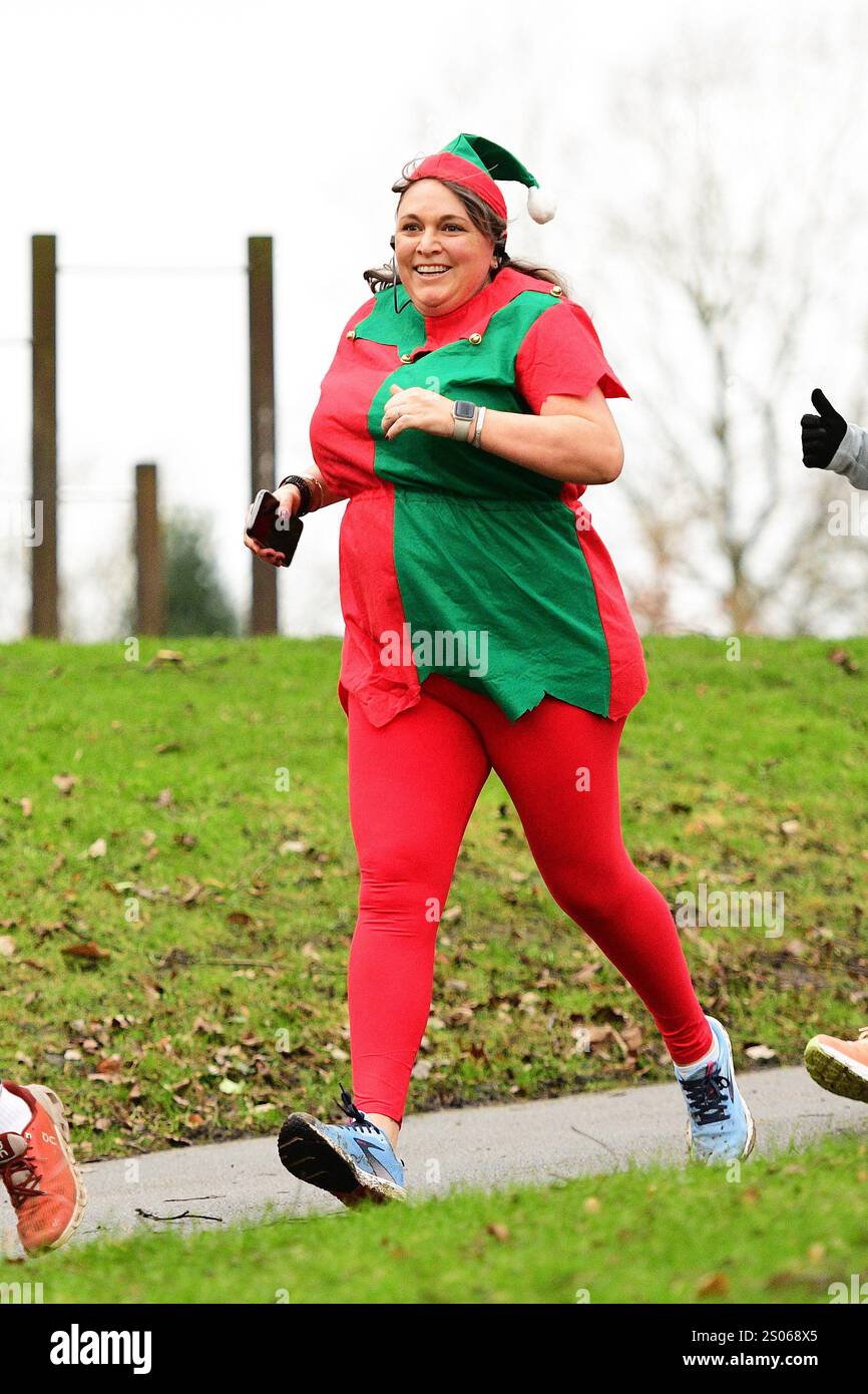 Huddersfield, Yorkshire, Uk. 25 December 2024. Hundreds Of Runners 