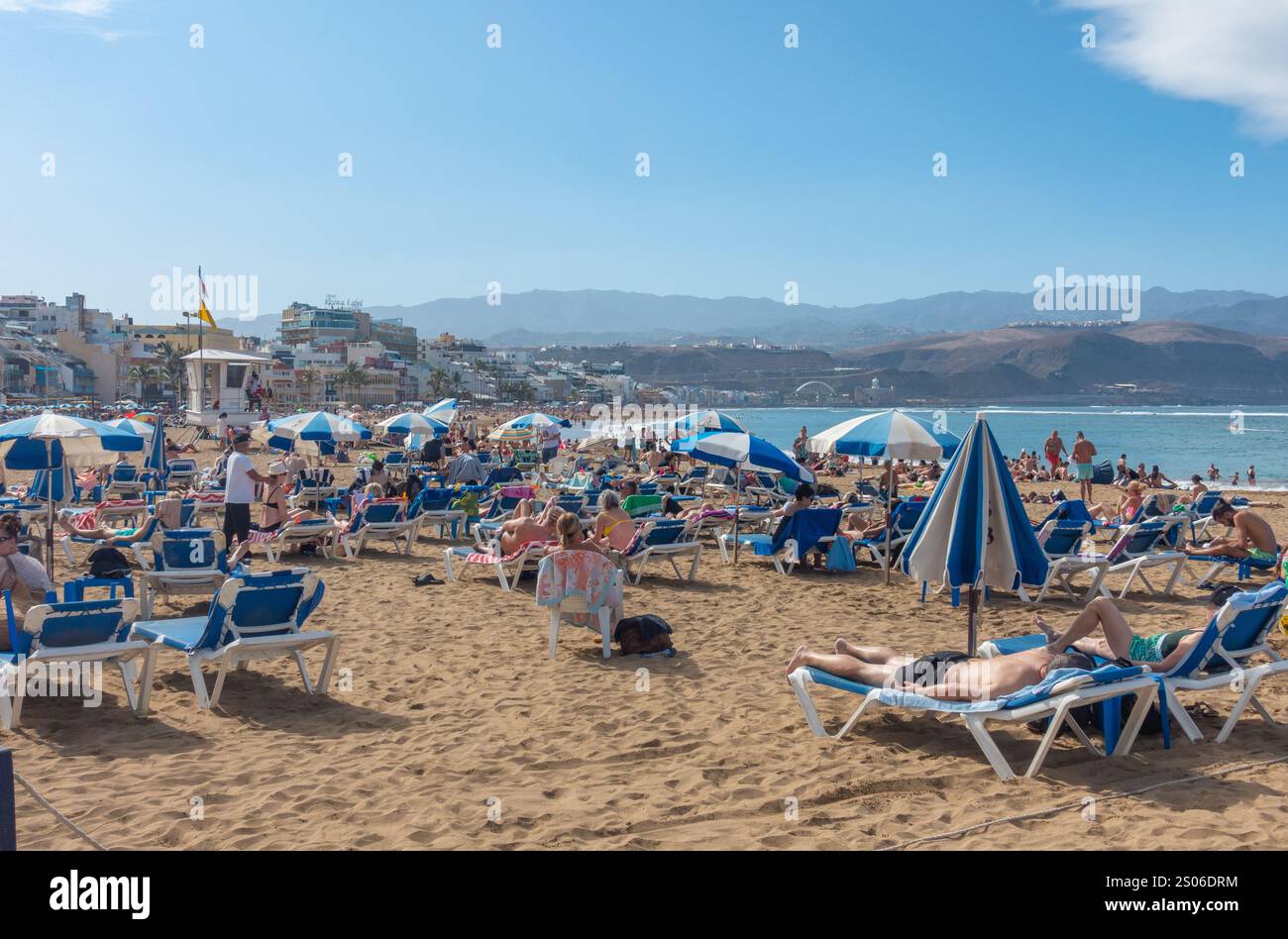 Gran Canaria, Canary Islands, Spain, 25th December 2024. Tourists, many British, bask in glorious Christmas Day sunshine on the city beach in Las Palmas as midday temperature reaches 29 degrees Celsius. Credit: Alan Dawson/Alamy Live News. Stock Photo
