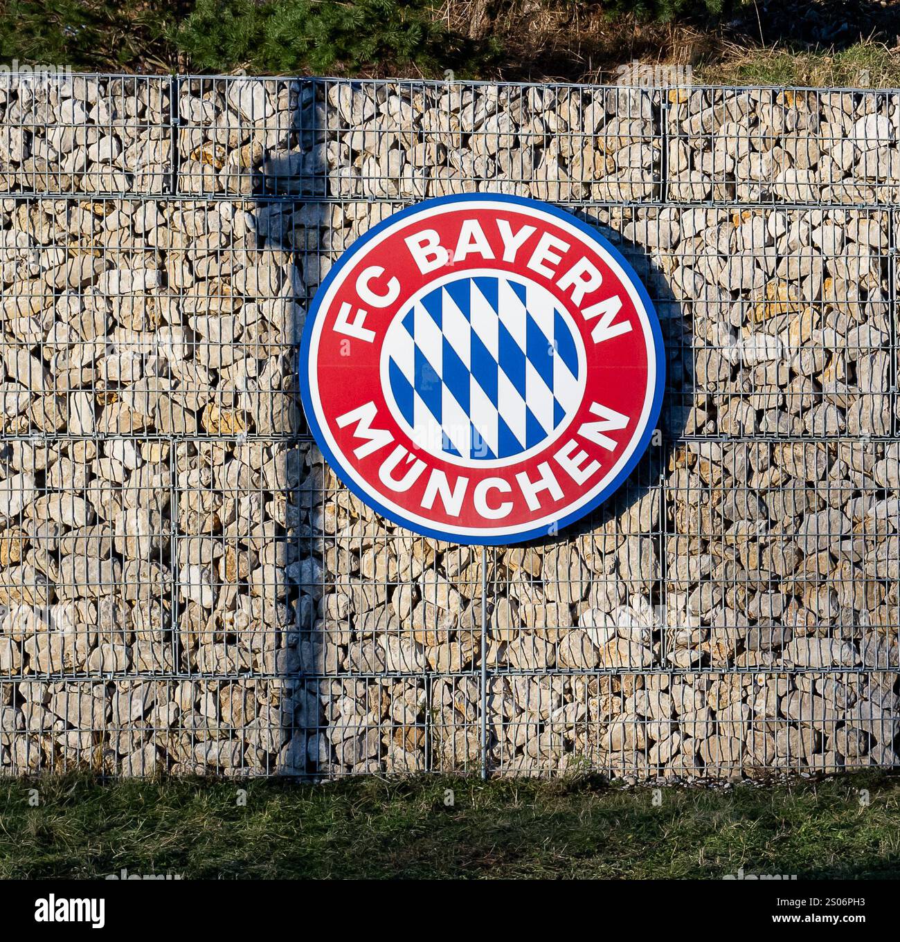 Logo FC Bayern Muenchen an der Einfahrt zum Gelaende. GER, FC Bayern ...
