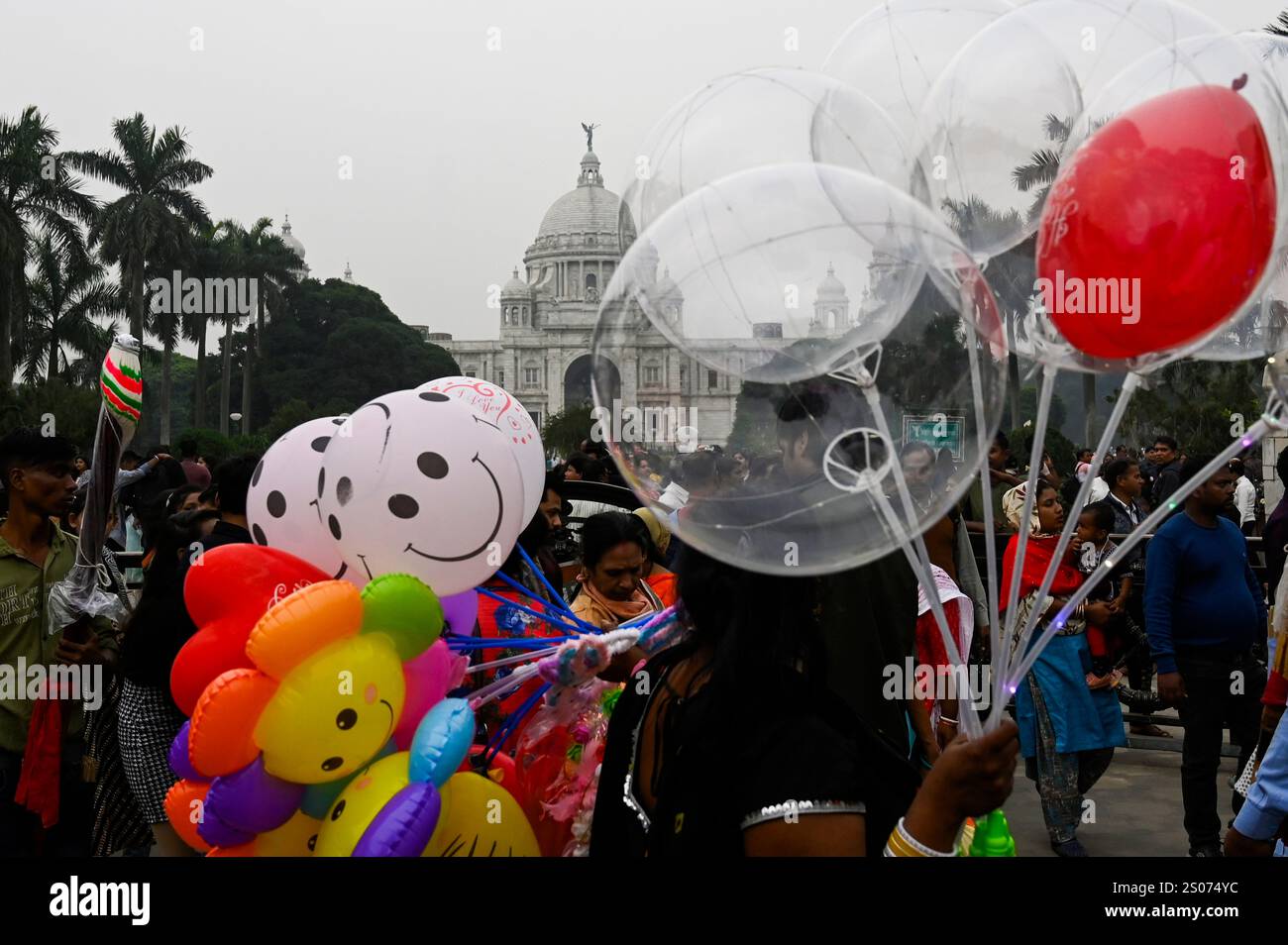 KOLKATA, INDIA DECEMBER 25 Large number of people gathered in front