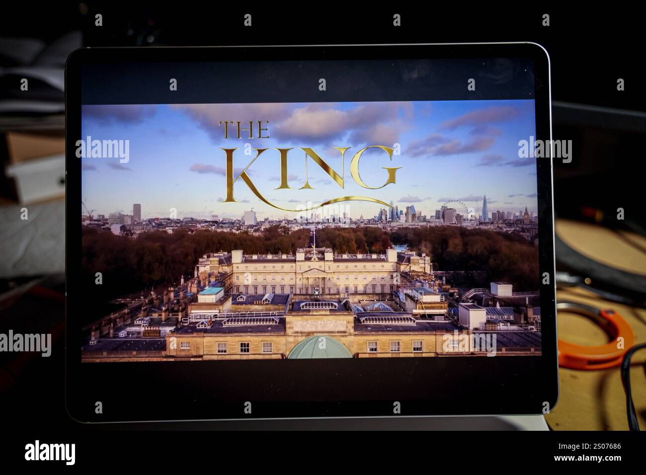 Weihnachtsansprache King Charles III Auf einem iPad wird die Weihnachtsansprache des Königs angezeigt. 25.12.2024 Stock Photo