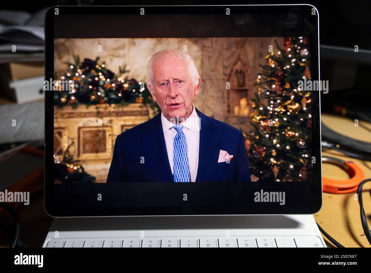 Weihnachtsansprache King Charles III Auf einem iPad wird die Weihnachtsansprache des Königs angezeigt. 25.12.2024 Stock Photo