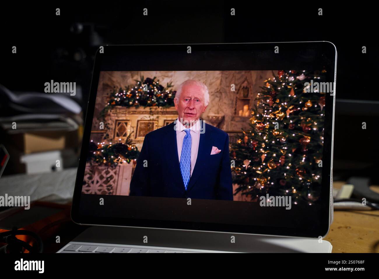 Weihnachtsansprache King Charles III Auf einem iPad wird die Weihnachtsansprache des Königs angezeigt. 25.12.2024 Stock Photo