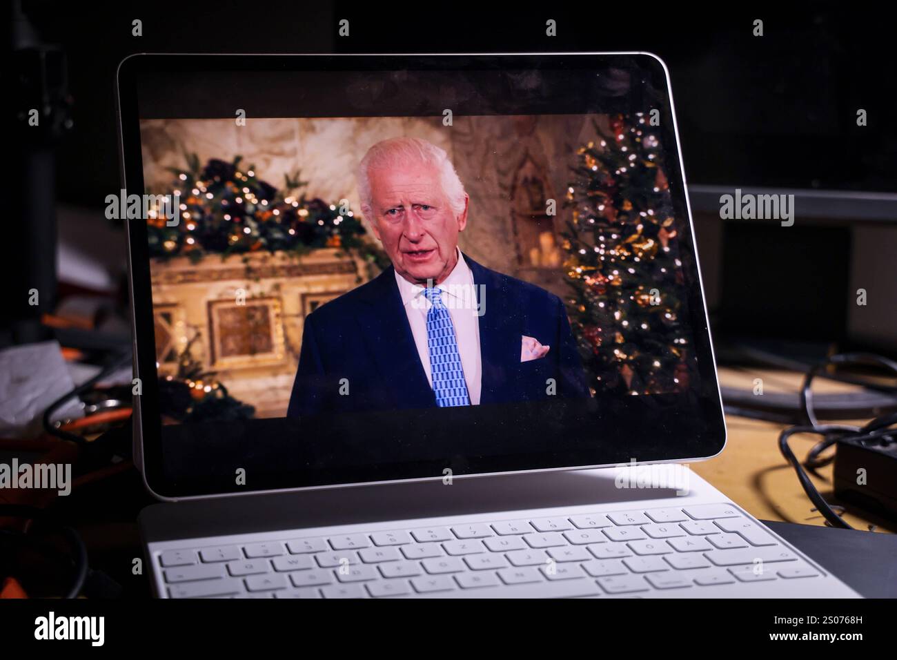 Weihnachtsansprache King Charles III Auf einem iPad wird die Weihnachtsansprache des Königs angezeigt. 25.12.2024 Stock Photo
