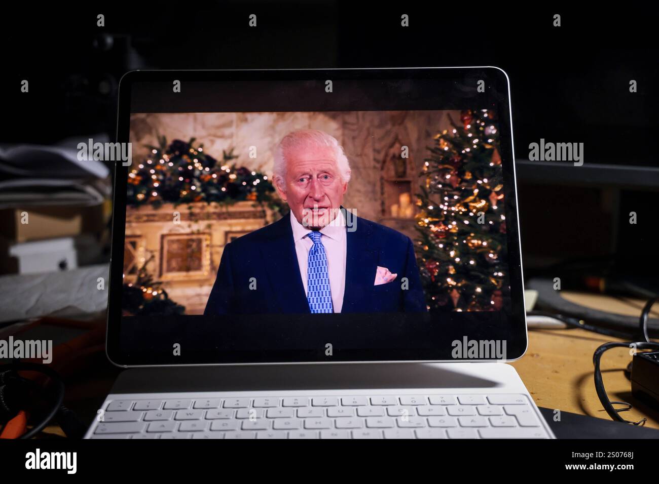 Weihnachtsansprache King Charles III Auf einem iPad wird die Weihnachtsansprache des Königs angezeigt. 25.12.2024 Stock Photo