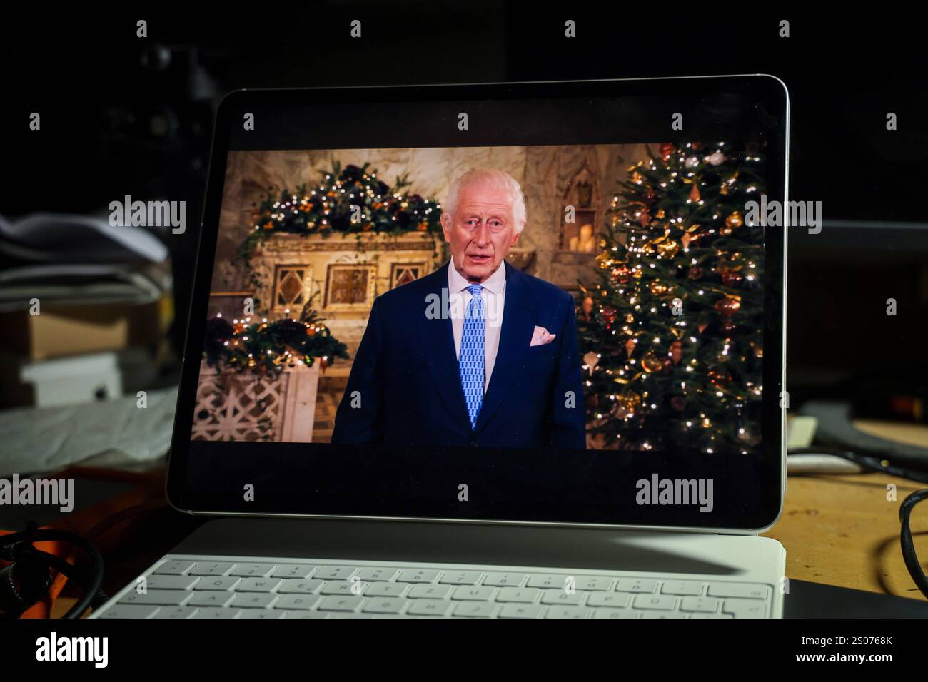 Weihnachtsansprache King Charles III Auf einem iPad wird die Weihnachtsansprache des Königs angezeigt. 25.12.2024 Stock Photo