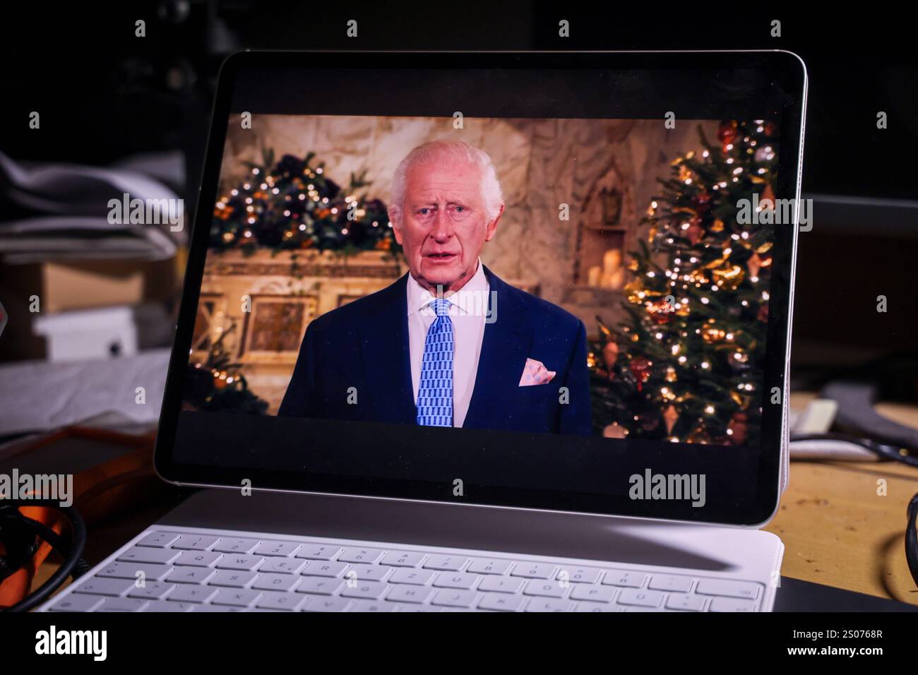 Weihnachtsansprache King Charles III Auf einem iPad wird die Weihnachtsansprache des Königs angezeigt. 25.12.2024 Stock Photo