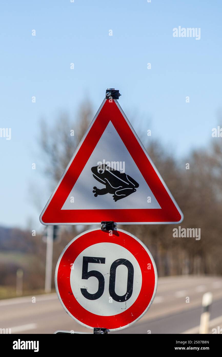 Toadwarning Sign German crossing prevention hi-res stock photography and images - Alamy