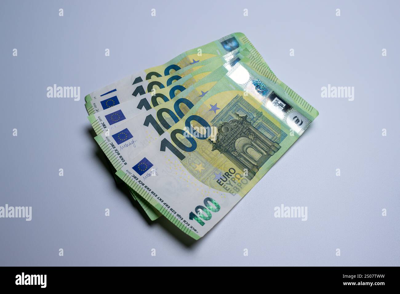 , Deutschland, 26.12.2024,  Ein Fächer aus 100-Euro-Scheinen liegt auf einem schlichten Hintergrund. Symbol für Wohlstand, Geld und finanzielle Ressou Stock Photo
