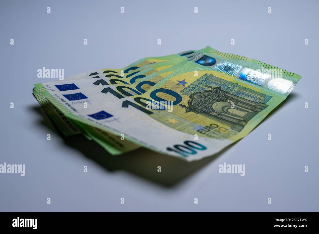 , Deutschland, 26.12.2024,  Ein Fächer aus 100-Euro-Scheinen liegt auf einem schlichten Hintergrund. Symbol für Wohlstand, Geld und finanzielle Ressou Stock Photo