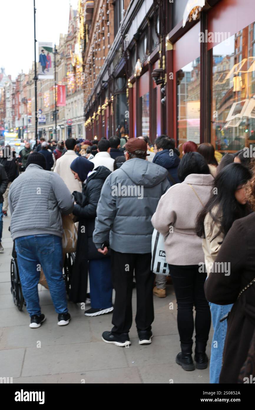 London, UK. 26 December 2024. Long queue outside Harrods store in Knightsbridge, London as people rush to shop for Boxing Day sales. Christmas in the UK also means Boxing Day sales, and Londoners never fail to honor this tradition. Boxing Day is always the perfect occasion to grab good deals. Credit: Waldemar Sikora / Alamy Live News Stock Photo