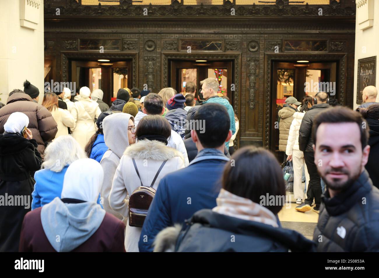 London UK 26 December 2024 Queue Outside Selfridges Store On Oxford london-uk-26-december-2024-queue-outside-selfridges-store-on-oxford