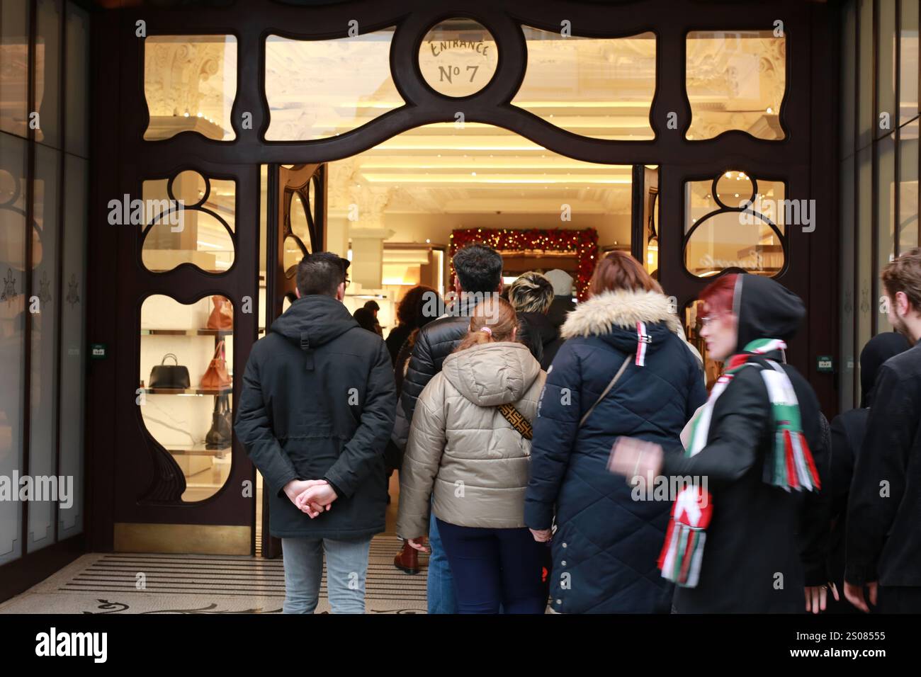 London, UK. 26 December 2024. Long queue outside Harrods store in Knightsbridge, London as people rush to shop for Boxing Day sales. Christmas in the UK also means Boxing Day sales, and Londoners never fail to honor this tradition. Boxing Day is always the perfect occasion to grab good deals. Credit: Waldemar Sikora / Alamy Live News Stock Photo