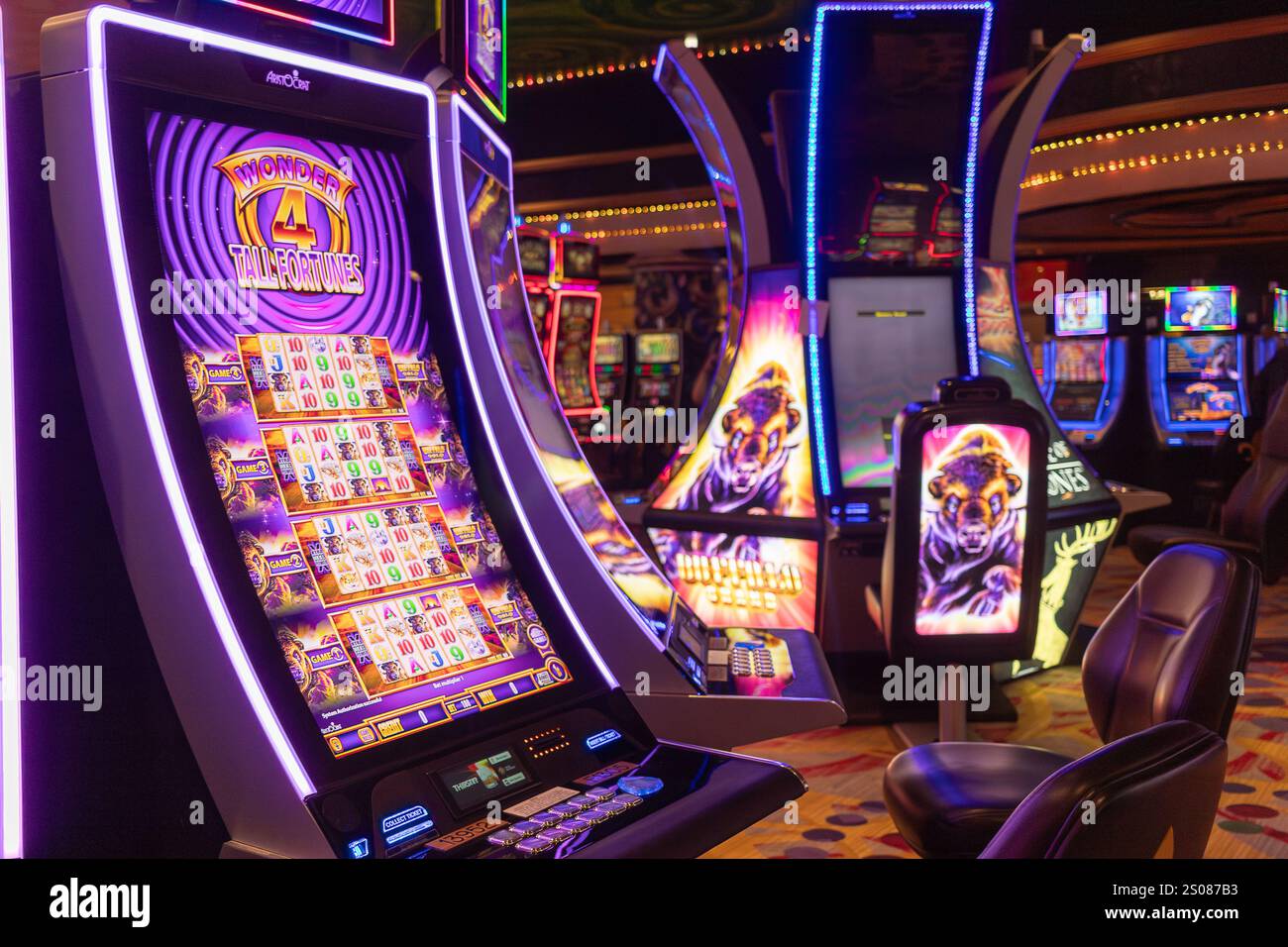 Slot machine e sedia in un ambiente casino