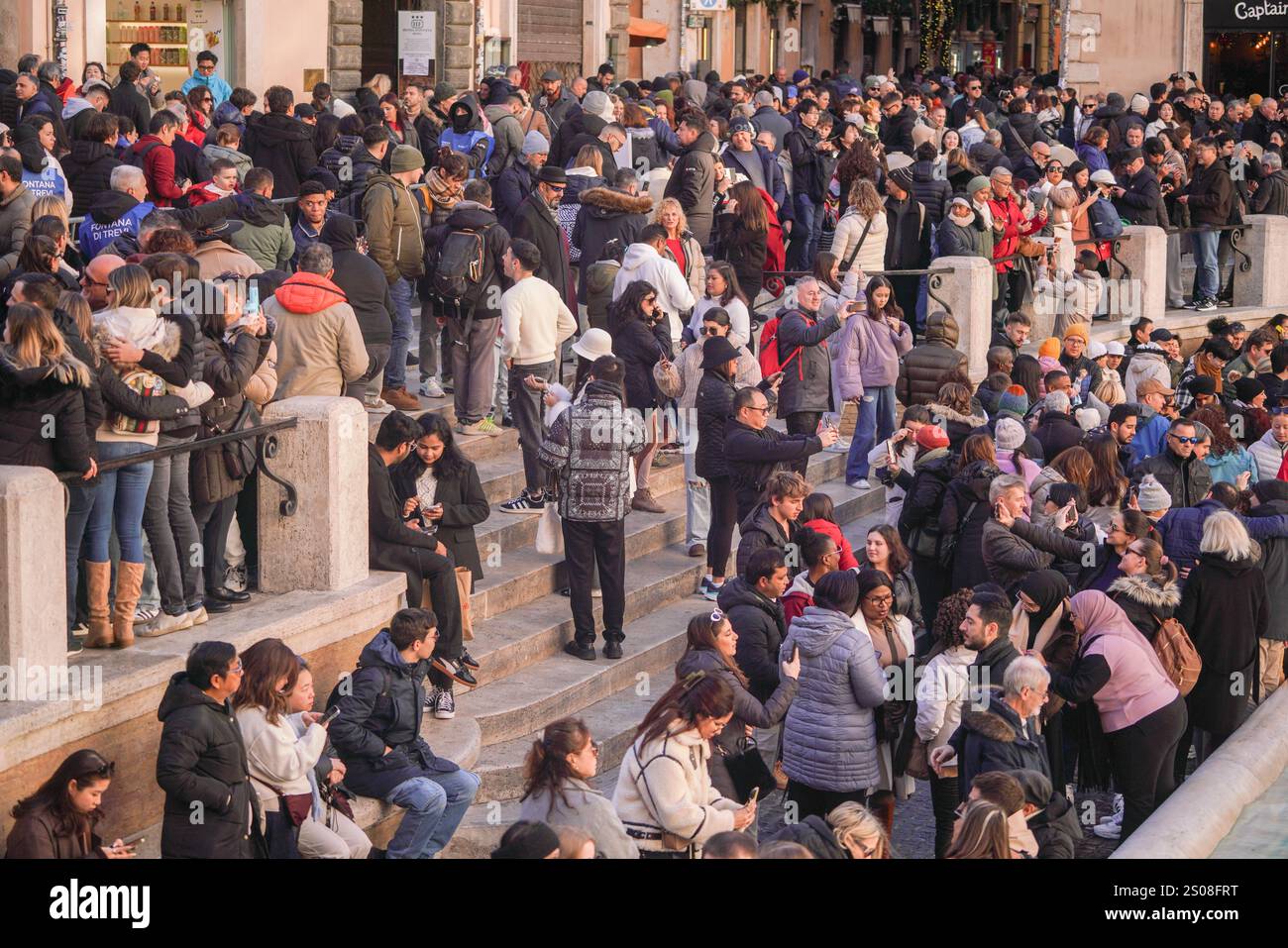 Rome, Italy. 26 December 2024 Large crowds of tourists gather in the ...
