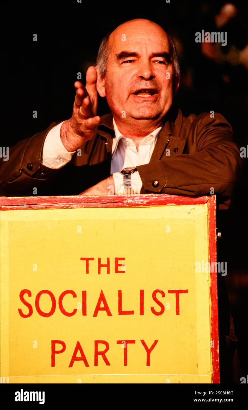 A speaker from the Socialist Party is addressing the crowd at Speakers’ Corner, an open-air venue in Hyde Park, London, where individuals can express their views on various topics. While anyone is welcome to speak about any subject, most discussions tend to focus on religion and politics.  Speakers often engage in heated debates with other speakers or audience members. Speakers' Corner, Hyde Park, London, UK.  8 Oct 1996 Stock Photo