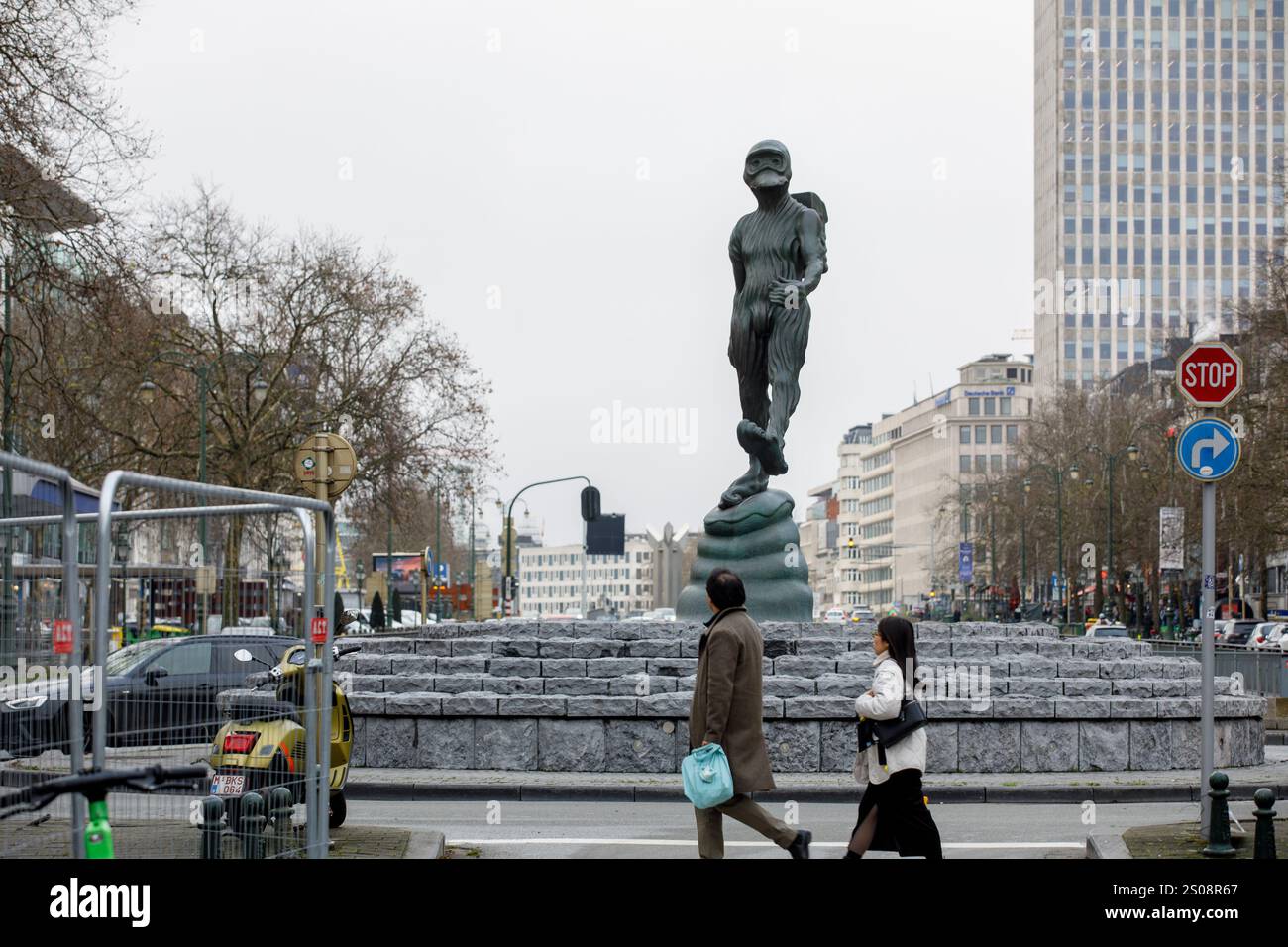 アート・デザイン・音楽 Luk Van Soom : Into View / Tevoorschijn The monumental sculpture, 'In the cloud' by Belgian visual
