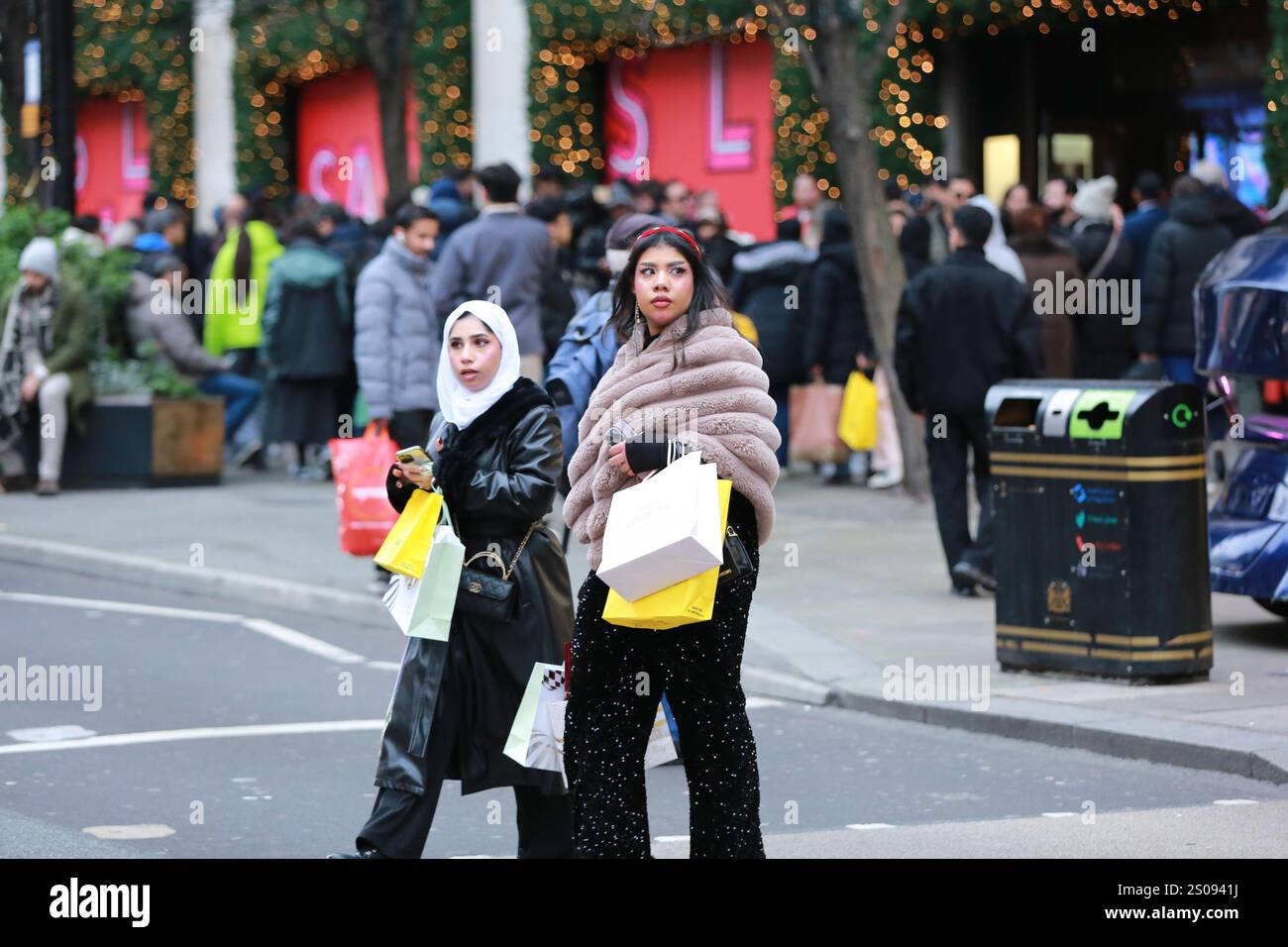 London, UK. 26 December 2024. Crowds of shoppers during the Boxing Day ...