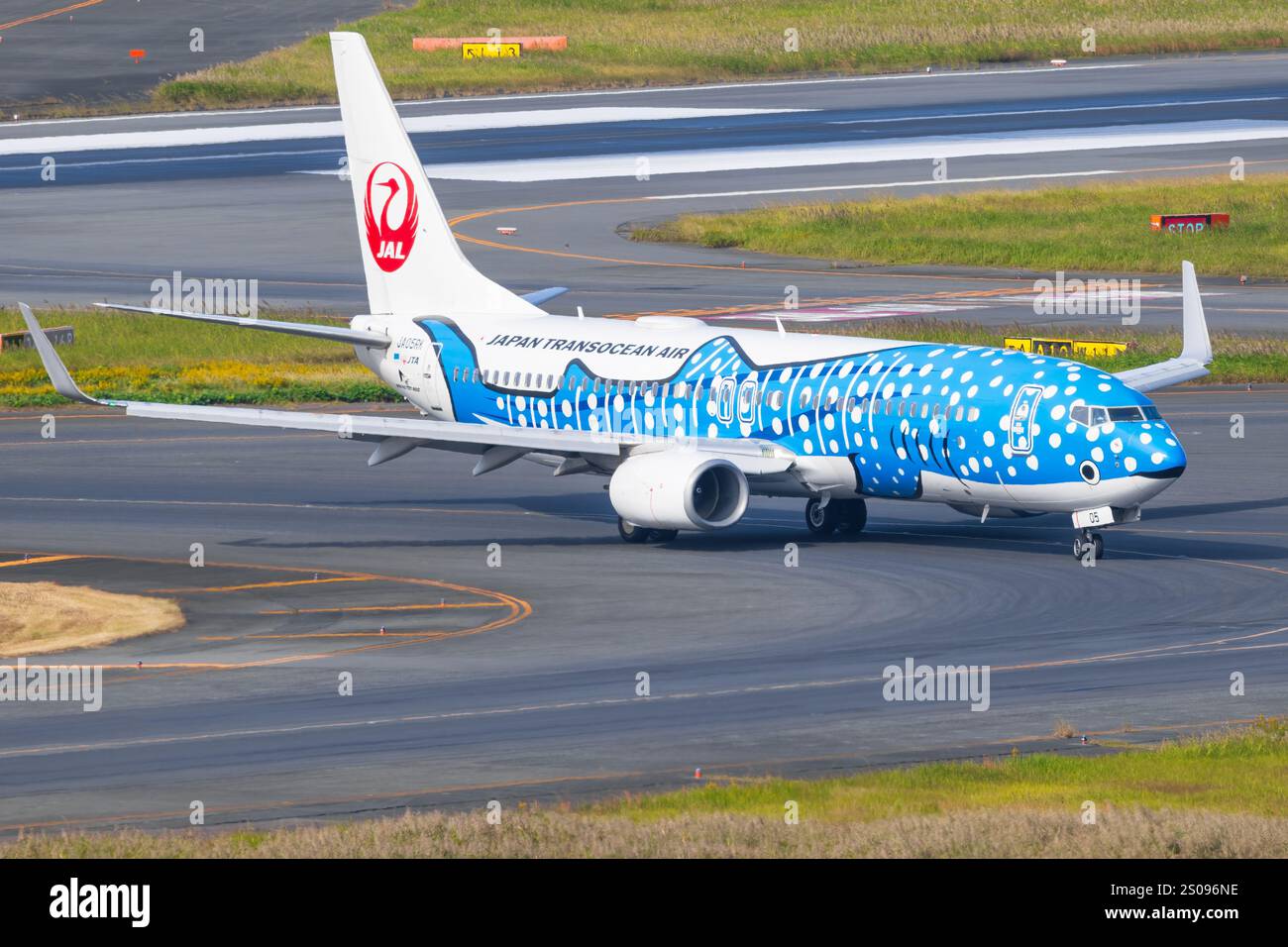 Japan airlines 737 800 hi-res stock photography and images