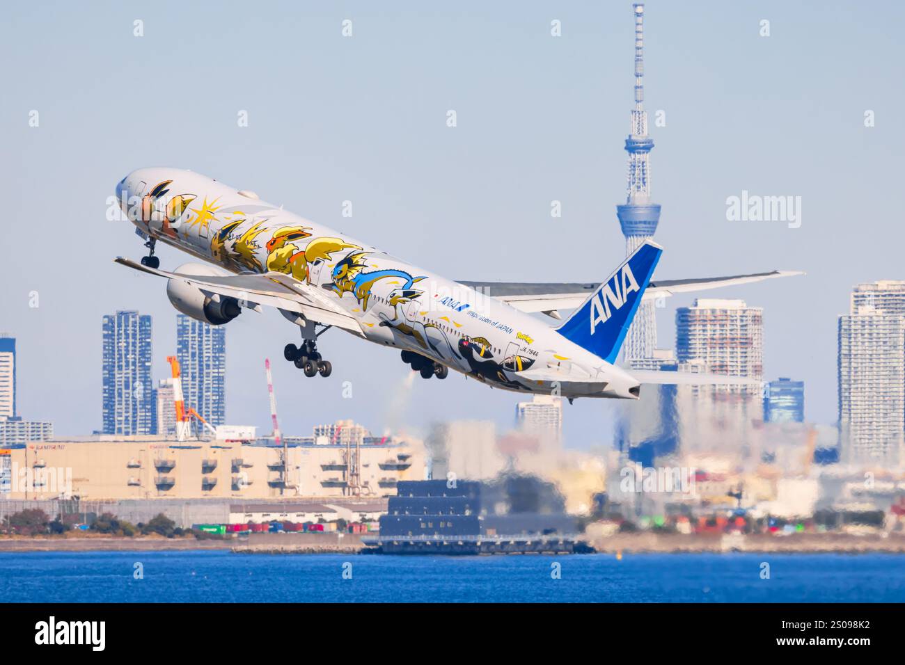 Ana boeing 777 star wars hi-res stock photography and images Ana boeing 777 star wars hi-res stock photography and images