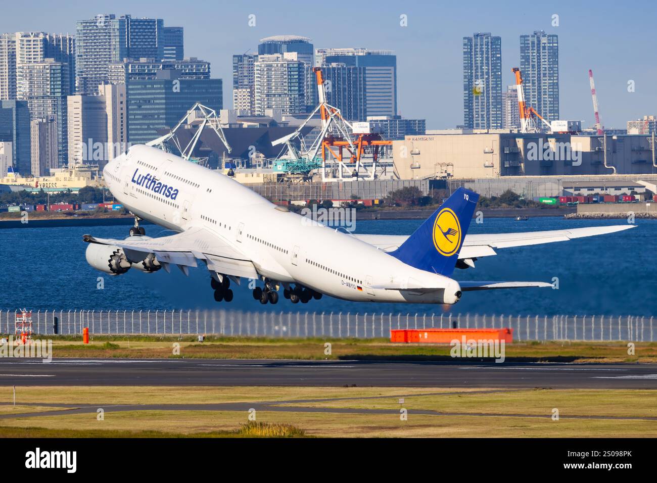 Japan airlines boeing 747 tokyo hi-res stock photography and Japan airlines boeing 747 tokyo hi-res stock photography and