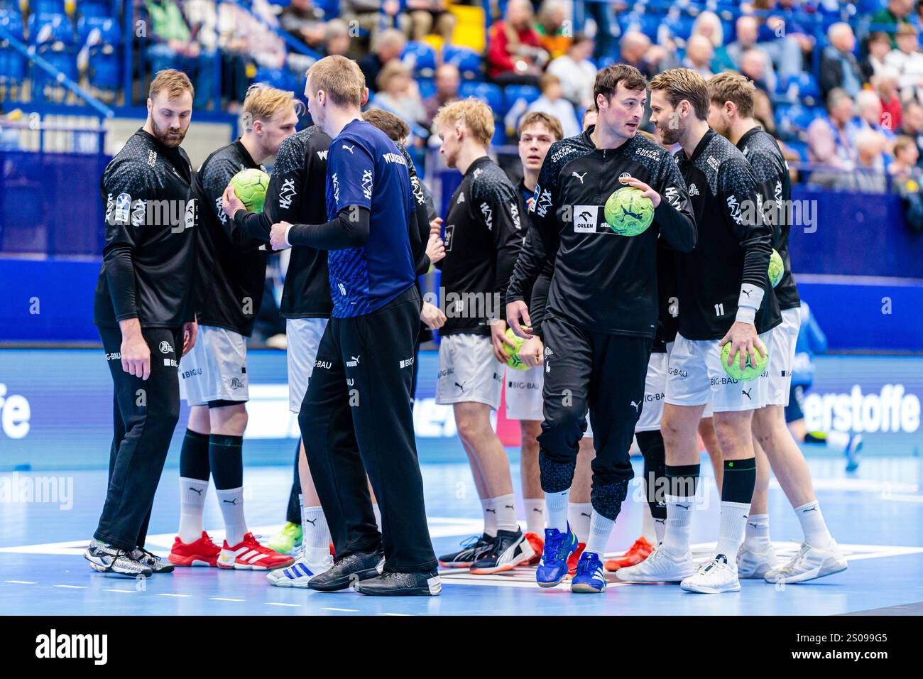 Lemgo, Deutschland. 26th Dec, 2024. Mannschaftskreis THW Kiel GER, TBV ...