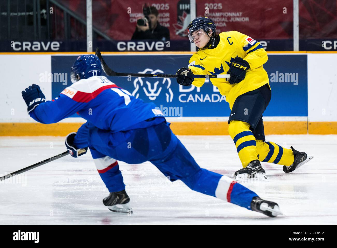 241226 Axel SandinPellikka of Sweden scores 13 during the 2025 IIHF