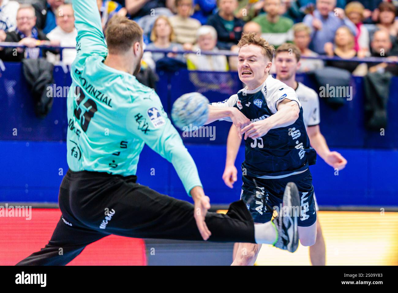 v.l. Andreas Wolff (THW Kiel, #33), Jarnes Faust (TBV Lemgo Lippe, #35 ...