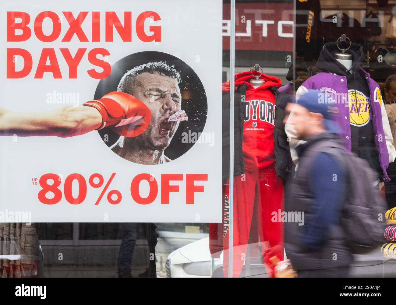 (241226) TORONTO, Dec. 26, 2025 (Xinhua) A man walks past a store