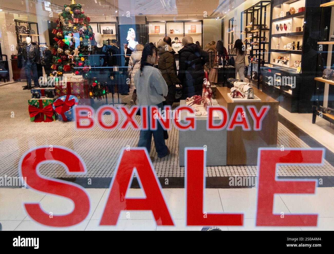 (241226) TORONTO, Dec. 26, 2024 (Xinhua) Customers shop in a