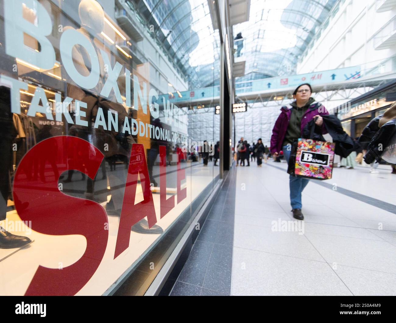 (241226) TORONTO, Dec. 26, 2025 (Xinhua) A woman walks past a