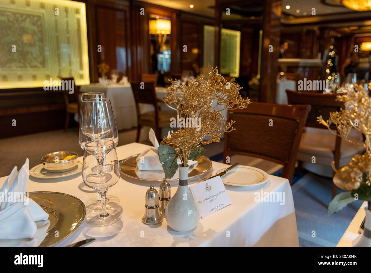 Cunard Queen Elizabeth cruise ship, Britannia club restaurant exclusively for guts in Britannia club staterooms, christmas table decoration Stock Photo