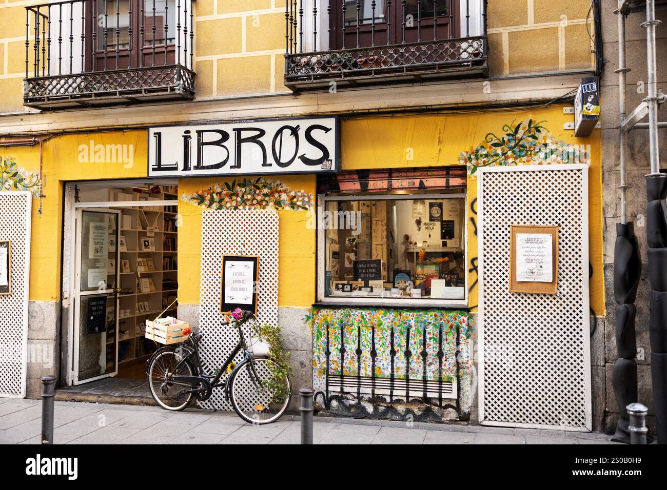 Libros para un Mundo Mejor, a small bookstore on Calle de Espiritu Santo in the Chueca neighborhood of Madrid, Spain. Stock Photo