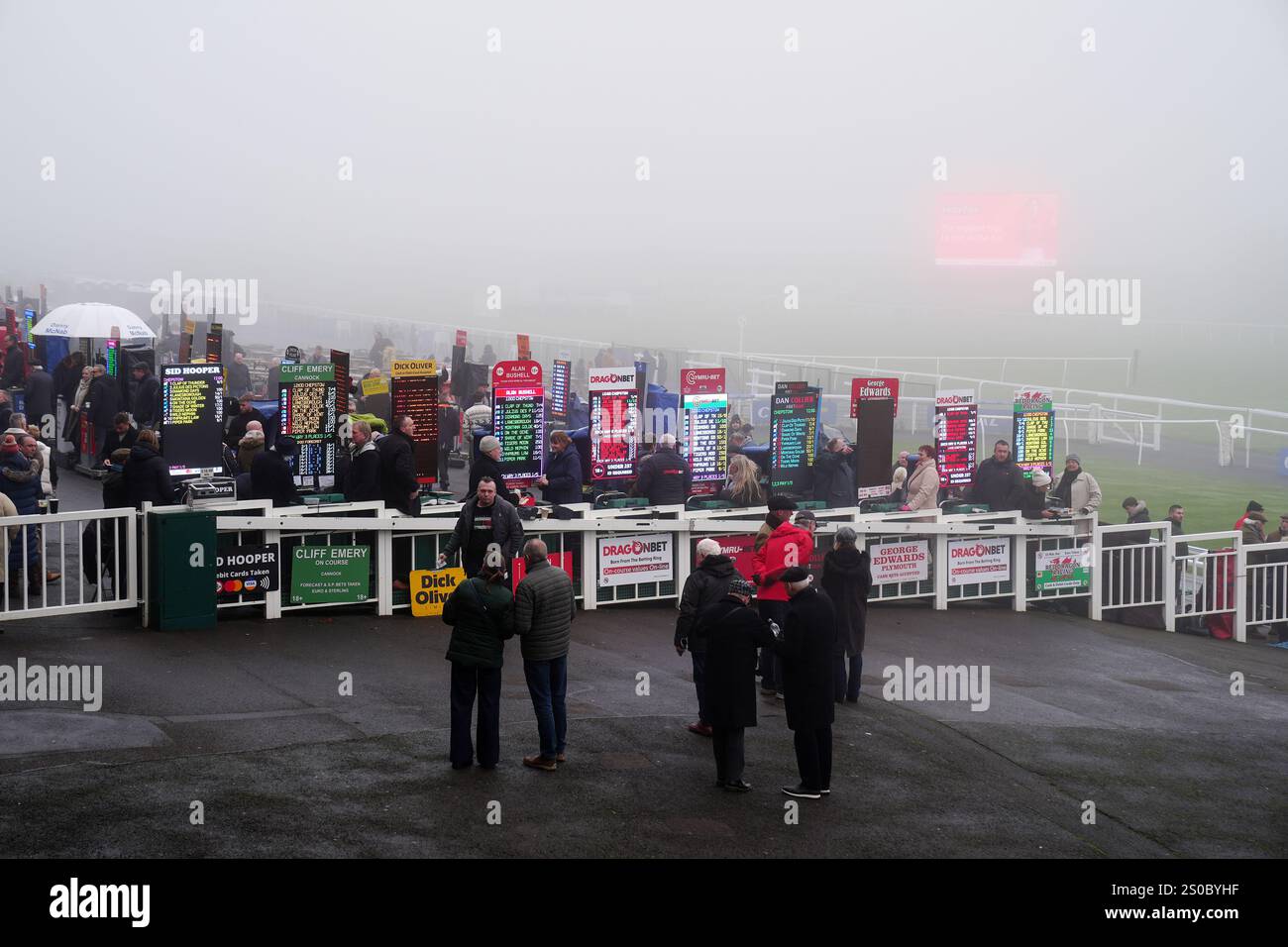 Heavy fog as racegoers arrive ahead of The Coral Welsh Grand National