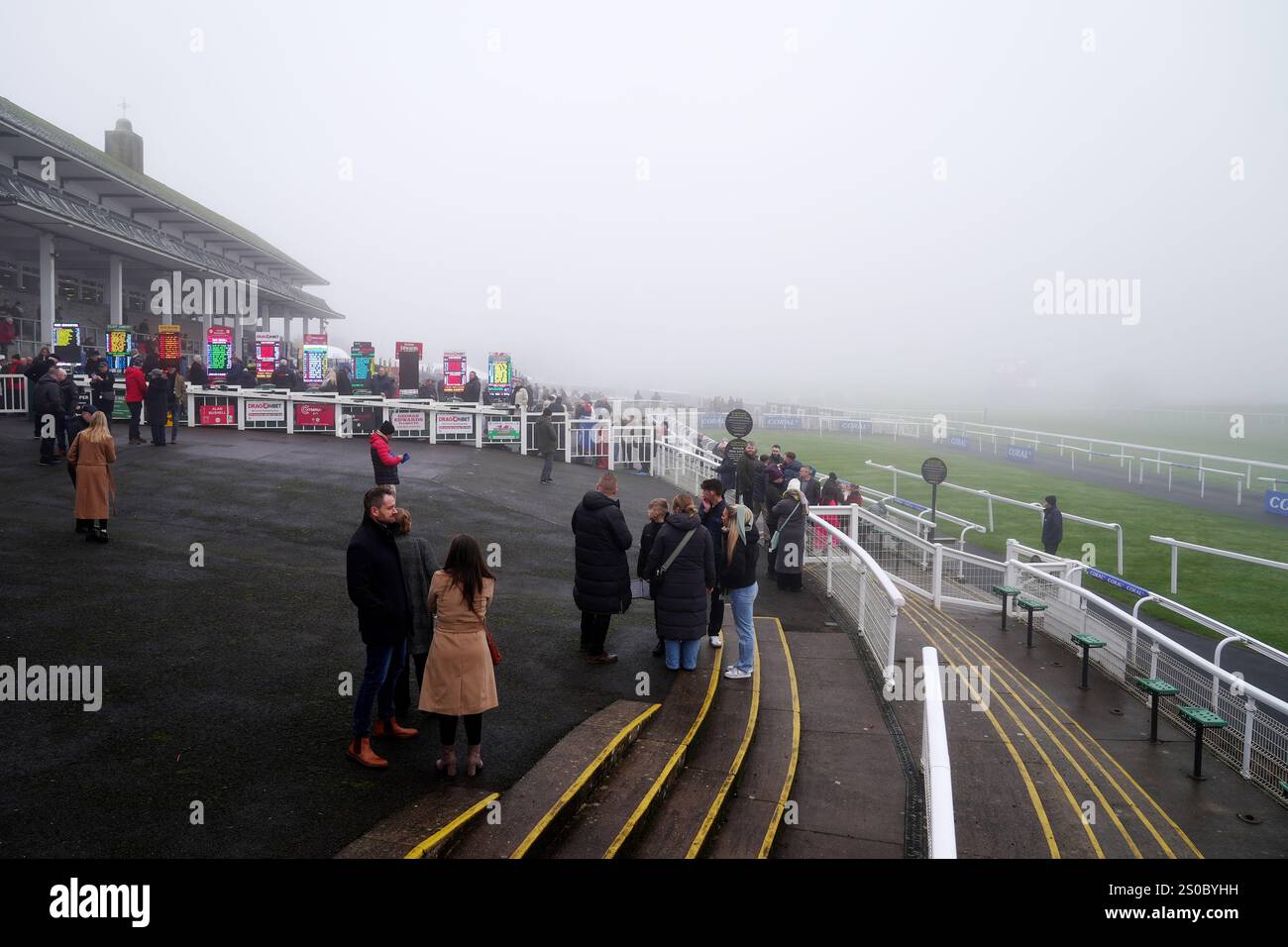 Heavy fog as racegoers arrive ahead of The Coral Welsh Grand National
