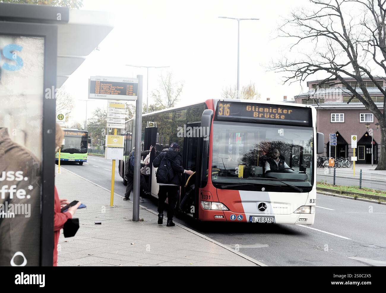 Anfahrter Bus 316 zur Glienicker Brücke. Bushaltestelle am Bahnhof ...