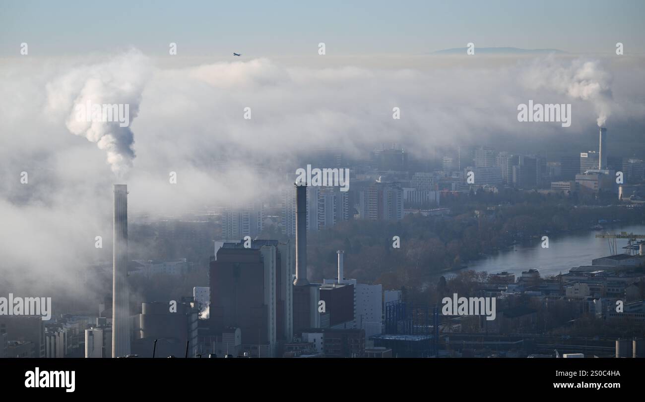 27 December 2024, Hesse, Frankfurt/Main: A low cloud layer, also known ...