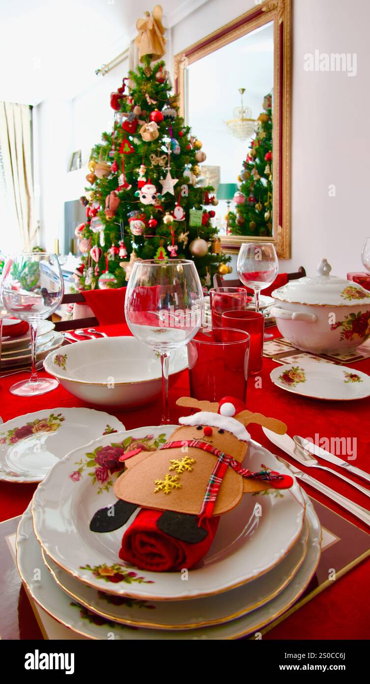 Place settings christmas lunch table hi-res stock photography and images -  Alamy, image size:753x1390