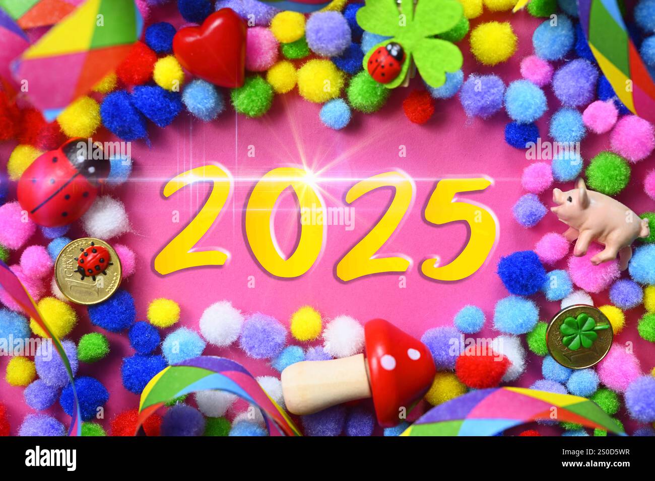  FOTOMONTAGE, Die Zahl 2025 umgeben von Glückssymbolen, Symbolfoto Illustration 