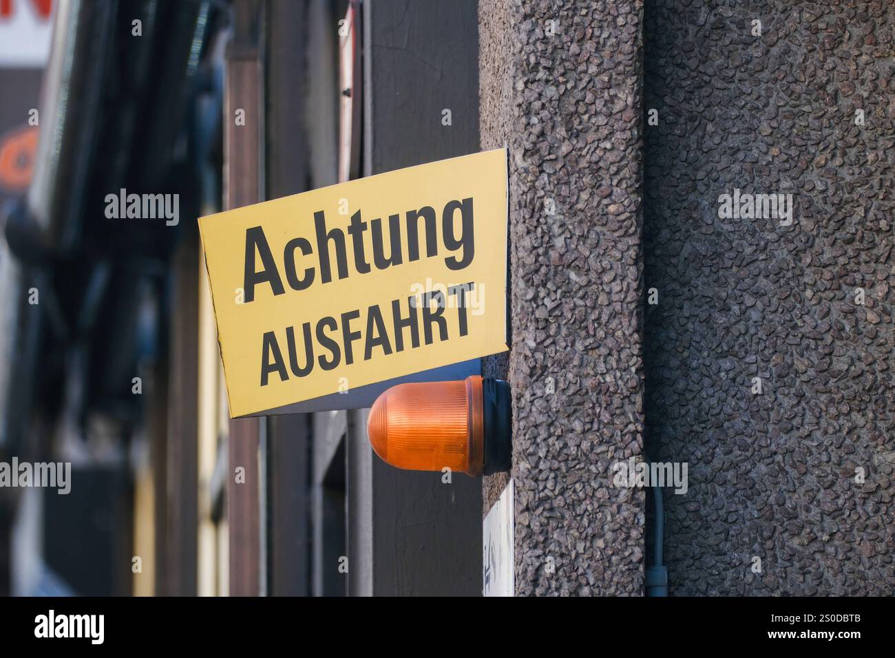 Achtung Ausfahrt Symbol Aufkleber | Schilder, Textildruck & Stickerei Onlineshop