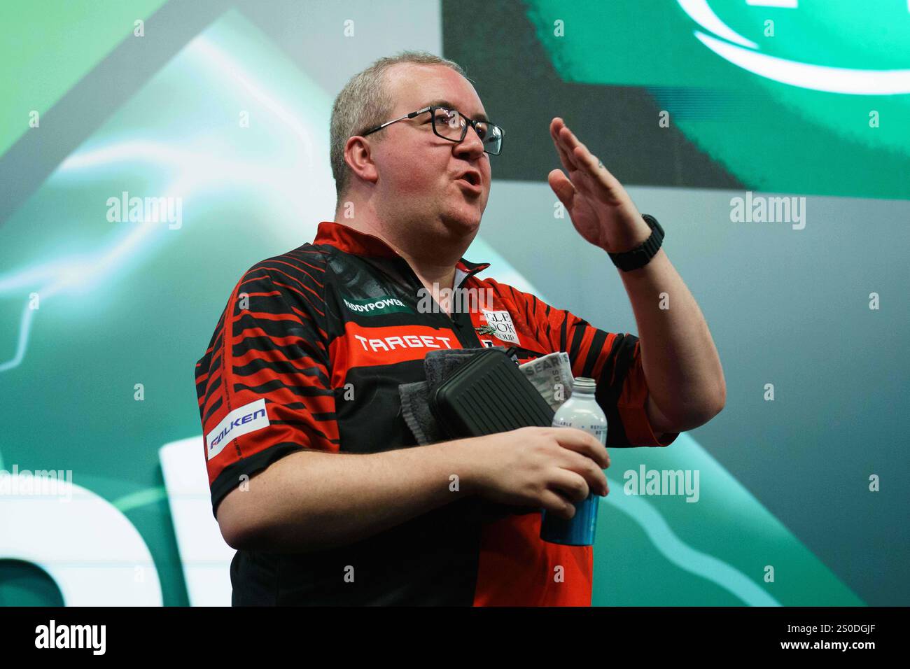 Stephen Bunting waving to the fans after winning his 3rd round match