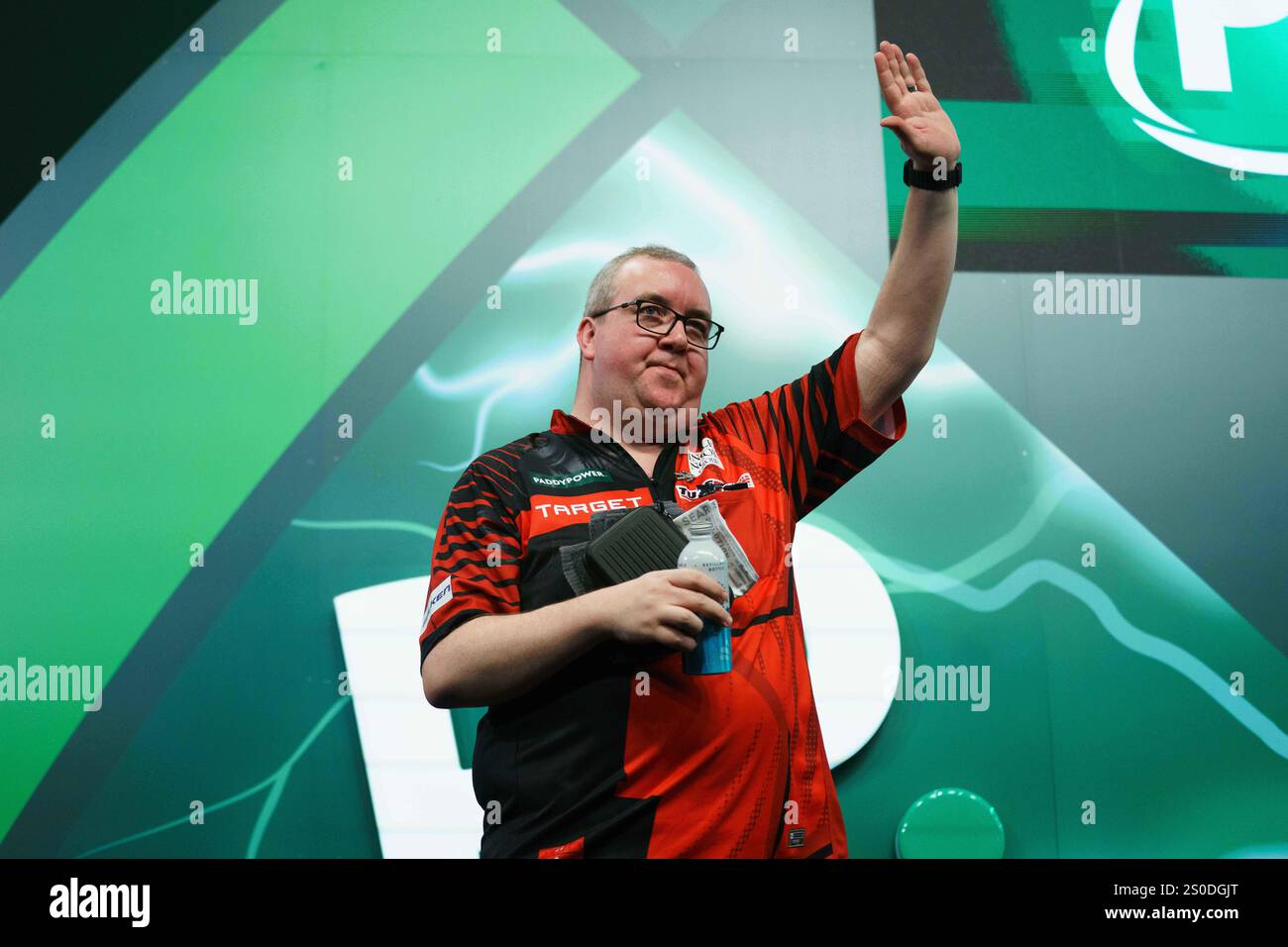 Stephen Bunting waving to the fans after winning his 3rd round match