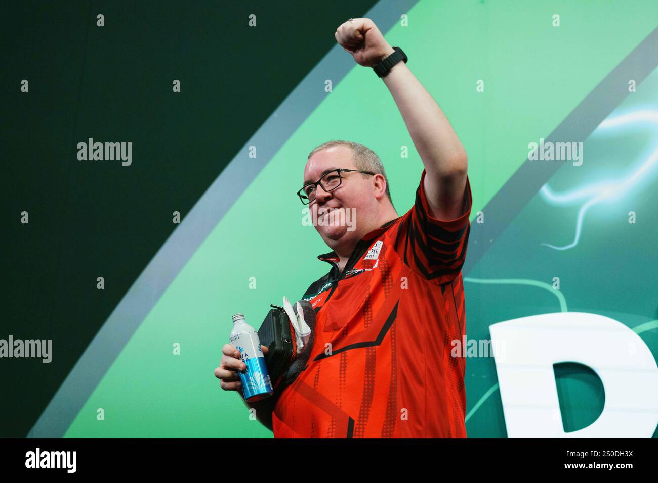 Stephen Bunting waving to the fans after winning his 3rd round match