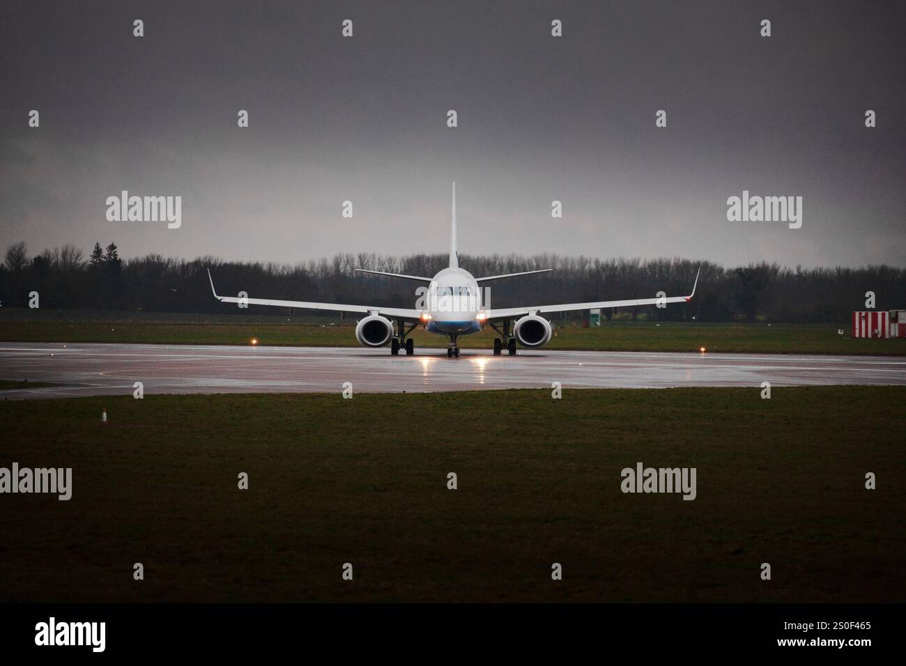 G-FBEN Flybe Embraer ERJ-195LR Norwich Airport UK 29-12-2017 - Stock Image