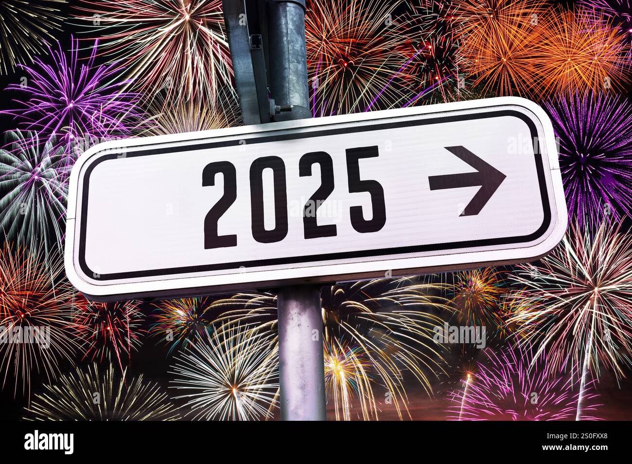 FOTOMONTAGE, Wegweiser mit Aufschrift 2025 vor Feuerwerk, Symbolfoto