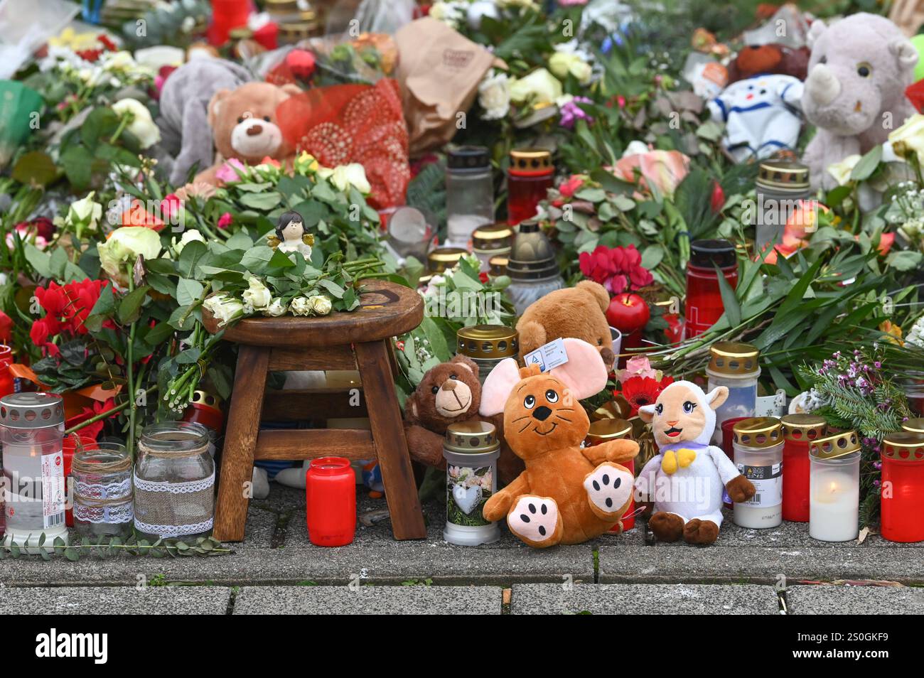 28 December 2024, Saxony-Anhalt, Magdeburg: Cuddly toys, candles and
