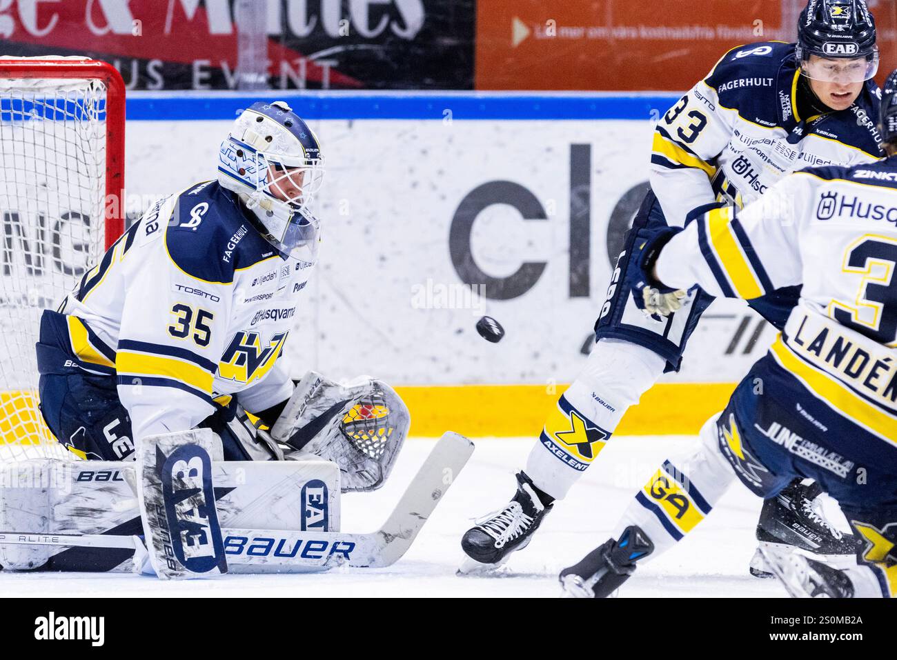 241228 HV71s M lvakt Olof Glifford Under Ishockeymatchen I SHL Mellan 241228-hv71s-m-lvakt-olof-glifford-under-ishockeymatchen-i-shl-mellan